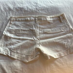 Old Navy Linen Shorts size 4
Has faint rose gold pineapples print